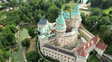 Bojnice Şatosu 'nun Slovakya' daki UNESCO miras alanının hava görüntüleri. Slovakya 'nın Bojnice kentinde 12. yüzyılda inşa edilmiş Gotik ve Rönesans unsurları olan romantik bir şato. - Evet. Yüksek kalite 4k görüntü