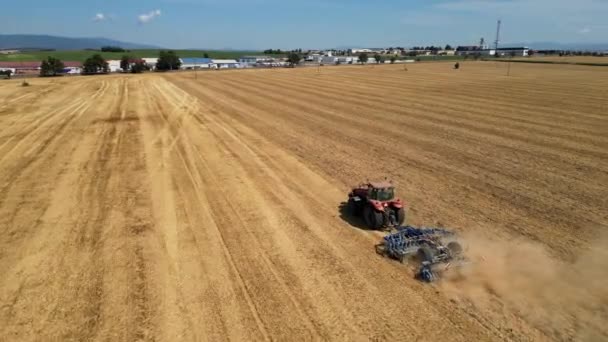 Roter Traktor Fährt Über Feld Mit Blauen Bergen Hintergrund Traktor — Stockvideo