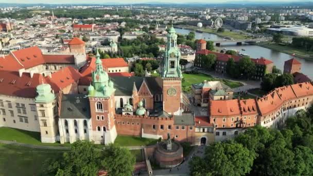波兰克拉科夫 瓦维尔皇家城堡和大教堂 维斯瓦河 公园和走在人行道上的人 波兰克拉科夫老城的空中景观 后面是慢速移动的摩天轮 — 图库视频影像