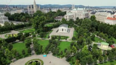 Avusturya, Viyana 'daki katedraller ve şehir manzarası. Viyana şehir merkezi. Avrupa manzara manzarası yukarıdan. Avusturya 'nın başkenti St Stephens Katedrali' ne giden Volksgarten üzerinde uçuş.