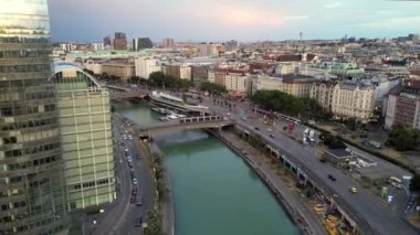 Viyana şehir merkezi Canal Riverside plaj köprüsü körfezi. Viyana gökdelenleri olan tarihi şehir merkezi Tuna Nehri üzerinde uçuyor. Avrupa 'nın en ünlü başkentleri.