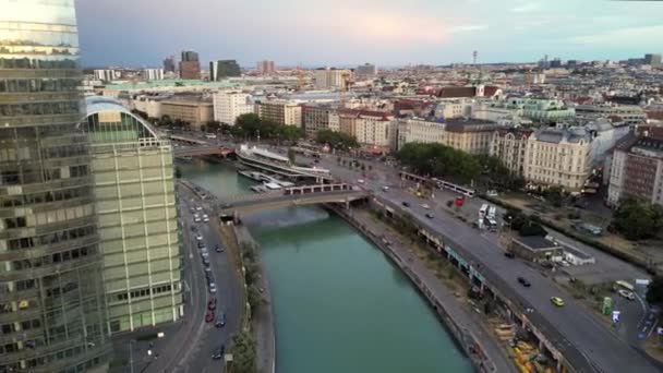 维也纳市中心运河滨海交通桥梁湾 从多瑙河上方飞过 这个历史名城的中心有维也纳的摩天大楼 欧洲最著名的首都 — 图库视频影像