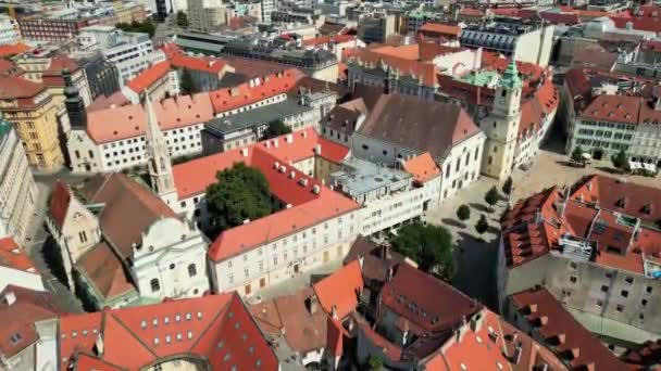 Voando Sobre Casas Antigas Catedral Cidade Velha Bratislava Capital Eslováquia — Vídeo de Stock