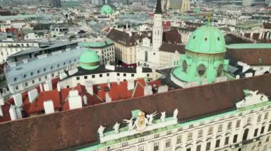 Avusturya, Viyana 'daki katedraller ve şehir manzarası. Viyana Katolik Başpiskoposluğu, insansız hava aracı videosundan Viyana gökyüzü manzarası. Tarih Merkezi 'ndeki Hofburg Sarayı ve miras binaları.
