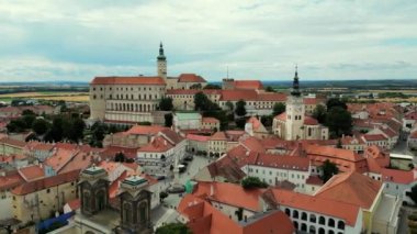 Mikulov Kalesi, Güney Moravya, Çek Cumhuriyeti 'nin Mikulov kasabasında. Mikulov, Çek Cumhuriyeti, Avrupa 'daki Eski Şehir Kalesi ve Toz Kulesi' nin Hava Görüntüsü. Güney Moravya şarap bölgesinin ünlü simgesi