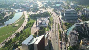 Litvanya 'daki Vilnius' taki binaların arasında temiz bir cadde. Yeşil sermaye Kentsel. Modern alan. Güneşli bir günde Litvanya 'nın Vilnius şehrinde çekilmiş güneşli bir hava videosu. 