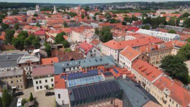 Kaunas şehrinin güzel ufuk çizgisi kilise kuleleri ve belediye binası olan eski bir kasaba. Kaunas şehir merkezindeki Nemunas nehir kıyısında. Kaunas 'ın eski kasabasının ufuk çizgisinin üzerindeki güzel kilise kuleleri. - Evet. Yüksek kalite 4k