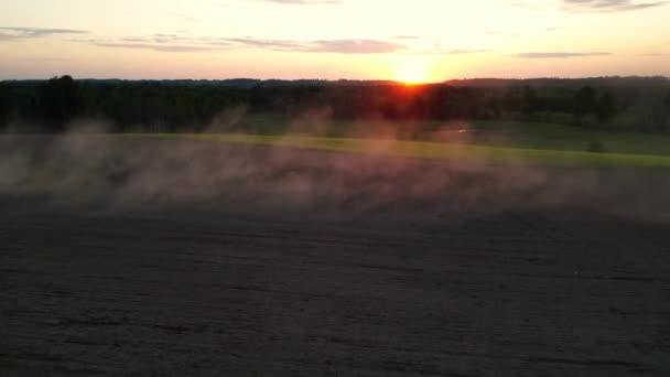 在晨场之上美丽的日出美景 田里有雾 太阳升起在田野上 浓雾沿着地面爬行 农业旅游结构 晨雾笼罩农田的神秘雾 — 图库视频影像