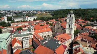 Litvanya 'daki Vilnius' taki binaların arasında temiz bir cadde. Yeşil sermaye Kentsel. Modern alan. Güneşli bir günde Litvanya 'nın Vilnius şehrinde çekilmiş güneşli bir hava videosu. 