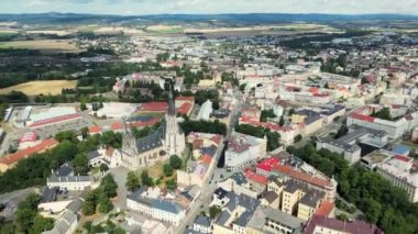 Olomouc, Çek Cumhuriyeti. Avrupa Mimarisi. Avrupa 'daki Güneşli Bulutlu Gün' ün simgeleri. Tarihi şehir Olomouc, insansız hava aracı manzaralı. Gotik kilise, belediye binası Olomouc Saint Wenceslas Katedrali