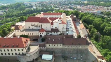 Brno şehrindeki insansız hava aracının panoramik görüntüsü. Çek Cumhuriyeti. Ortaçağ kalesi Spilberk 'in üstünde. Brno şehri. Güney Moravya bölgesi. - Evet. Yüksek kalite 4k görüntü