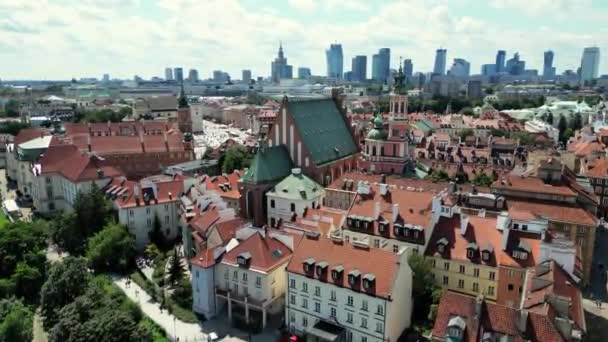 Warszawa Gamla Stan Vackra Röda Tak Och Moderna Skyskrapor Steker — Stockvideo