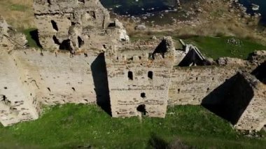 Estonya 'da manzaralı kırsal alanda bir kale. Güzel taşlar ve resifler. Kuzey 'in güzel tarihi kalıntıları, deniz kenarları, okyanus. Çimenli tepeye tünemiş Taş Kale ve Alet Uçurumları.