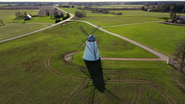 德隆的观点著名的老风车 风景如画的风景与空中磨坊 替代能源 风力涡轮机运动和旋转 环境友好的概念 旧石制风车 — 图库视频影像