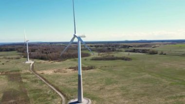 Yel değirmeni parkı yeşil enerjisi İHA görüşü, yel değirmeni rüzgar çiftliği. Büyük pervane rüzgar jeneratörü. Modern yenilenebilir yakıt teknolojileri okyanusun yanında. Yel değirmeni türbinleri yenilenebilir enerji üretiyor.