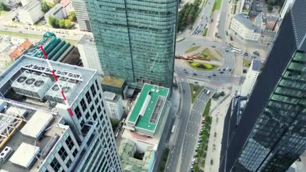 Şehir Merkezindeki Büyük Karmaşık Kavşağın Etrafındaki Çok Şeritli Yol Varşova — Stok video