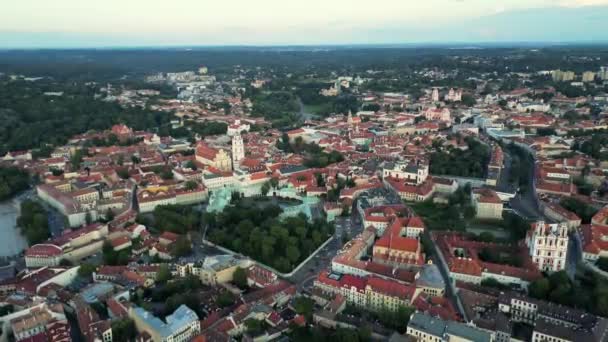 维尔纽斯市的风景 日落后维尔纽斯古城美丽的全景 位于立陶宛维尔纽斯的Uzupis地区和共和国 维尔纽斯著名的地区之一 无人机的航景高质量4K — 图库视频影像