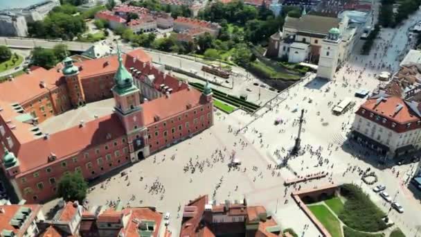 华沙老城的空中景观华沙的历史中心古城Kolumna Zygmunta雕像周围的空中景观 无人驾驶飞机在波兰首都的城市建筑上空盘旋 — 图库视频影像