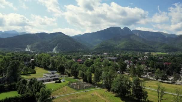 アルプス山脈の空中撮影 ピーク ザコパネ ポーランド シネマティックなドローンが建物や山村の上を飛行した 山のある家やホテル — ストック動画