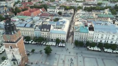 Krakow ana pazar meydanının hava aracı görüntüsü. Ana Pazar Meydanı mı yoksa belediye binası olan Rynek Glowny mi? Tarihi kiliseleri olan eski bir şehir. - Evet. Yüksek kalite 4k görüntü