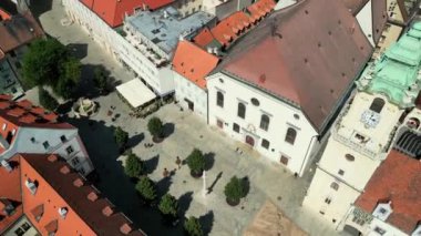 Bratislava 'daki eski evlerin, Katedral' in üzerinde uçuyor. Slovakya 'nın başkenti. Sessiz ve güneşli bir günde Bratislava Şehri. Bratislava şehri 4K 'da ufuk çizgisi. Tuna Nehri ile başkent.