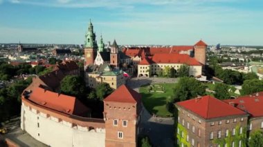 Yukarıdan Pazar Meydanı, Krakow 'daki eski şehir merkezi manzaralı gün batımlı. Ana Pazar Meydanı mı yoksa belediye binası olan Rynek Glowny mi? Polonya 'nın Krakow kentindeki ana meydan, ünlü katedral.. 