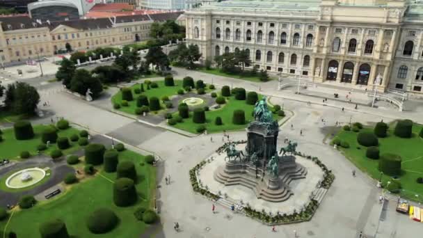 从奥地利维也纳市历史部分的无人驾驶飞机上俯瞰航拍的镜头 玛丽亚 特雷西娅女王纪念碑 位于维也纳自然历史博物馆前 是的高质量的 — 图库视频影像