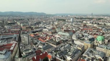 Avusturya, Viyana 'daki katedraller ve şehir manzarası. Viyana Katolik Başpiskoposluğu, insansız hava aracı videosundan Viyana gökyüzü manzarası. Tarih Merkezi 'ndeki Hofburg Sarayı ve miras binaları.