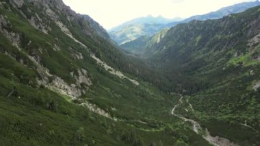 Dağ havası, destansı manzara. High Tatras 'taki dağ manzarası. Polonya 'da halk yürüyüşü ve doğa severler var. Ulusal Park Lisesi Tatra, Slovakya, Avrupa.