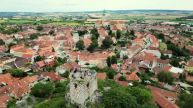Mikulov Kalesi, Güney Moravya, Çek Cumhuriyeti 'nin Mikulov kasabasında. Mikulov, Çek Cumhuriyeti, Avrupa 'daki Eski Şehir Kalesi ve Toz Kulesi' nin Hava Görüntüsü. Güney Moravya şarap bölgesinin ünlü simgesi