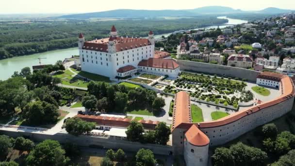 ドローンはブラチスラヴァ城かヴァチュラフスキーヤで飛行する ブラチスラヴァ城はスロバキアの首都ブラチスラヴァの主要な城である ドローンからの都市スカイラインの空中ビュー 高品質の4K映像 — ストック動画