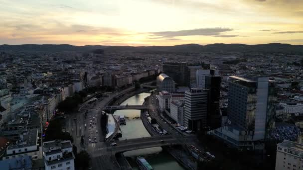 Wiener Stadtkanal Strandverkehrsbrücke Bucht Fliegen Über Der Donau Luftaufnahme Der — Stockvideo