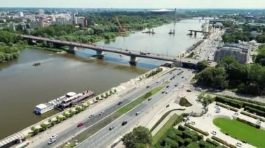 Vistula Nehri yakınlarındaki şehir merkezinde. Vistula Bulvarı, Vistula Nehri ve Eski Şehir 'in insansız hava aracı panoraması. Sokaklarda trafik vardı. Arabalar her yöne hareket ediyor. - Evet. Yüksek kalite 4k görüntü