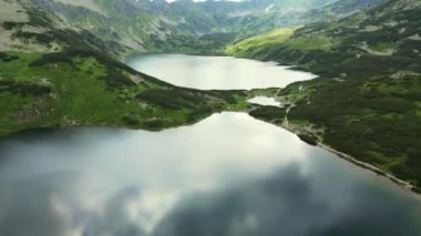 Güzel dağ bölgesindeki mavi dağ gölünün dramatik hava manzarası. Polonya ya da Slovakya 'da yüksek Tatras. Morskie oko. Dağın zirveleri dramatik karla kaplıydı. Beş Vadi .