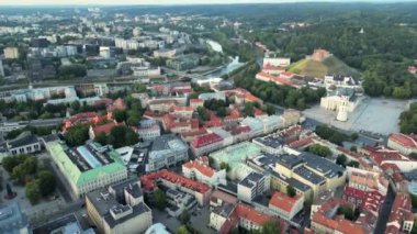 Vilnius Şehri Sıcak ve Güzel Bir Yaz Gecesinde. Vilnius 'taki eski kasaba, Litvanya' nın başkenti. Modern işletme finans bölgesi mimari binalarının panoraması. Yüksek kalite 4k 