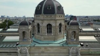 Avusturya, Viyana 'daki katedraller ve şehir manzarası. Viyana Katolik Başpiskoposluğu, insansız hava aracı videosundan Viyana gökyüzü manzarası. Tarih Merkezi 'ndeki Hofburg Sarayı ve miras binaları. 