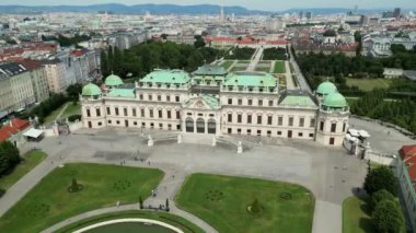 Belvedere Kalesi. Avusturya, Viyana 'daki Belvedere Sarayı' nın havadan görünüşü. Tarihi bir olay. Viyana 'daki Belvedere Sarayı' nın havadan görünüşü. Damar. Wien, Avusturya. Yüksek kalite 4k görüntü