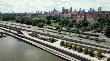 Arka planda Varşova Eski Kasabası ve modern gökdelenler var. Polonya 'nın başkenti Varşova' daki Kraliyet Kalesi 'nin havadan görünüşü. Sokaklarda trafik vardı. Arabalar her yöne hareket ediyor. Yüksek kalite 4k 