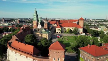 Krakow, Polonya. Wawel kraliyet kalesi ve katedrali, Vistula nehri, park ve gezinti alanında yürüyen insanlar. Krakow, Polonya, Eski Şehir 'in hava görüntüsü. Arka planda yavaş hareket eden dönme dolap. 