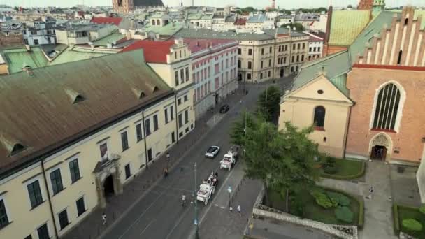 Wóz Turystami Jeździ Starymi Ulicami Krakowa Powóz Konny Miasto Polsce — Wideo stockowe