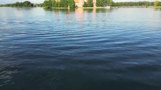 特拉凯城堡 中世纪哥特式城堡 位于立陶宛加尔夫湖 特拉凯城堡在夏天 空中俯瞰城堡上方 立陶宛最美丽最受欢迎的旅游地标 — 图库视频影像