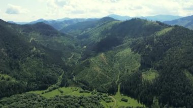 Slovakya 'daki dağlar, tepeler, uçurumlar, kayalar, tepeler, manzaralar, yeşil çimenler, gökyüzü. Dağ yaz manzarası, hava manzarası. Yeşil dağ vadisi. Ulusal Park Lisesi Tatra, Slovakya, Avrupa. 