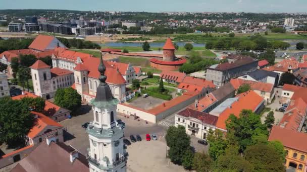 Kaunas Şehrinin Güzel Ufuk Çizgisi Kilise Kuleleri Nemunas Nehrinin Yanında — Stok video