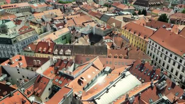 位于斯洛伐克布拉迪斯拉发老城区街道的古代建筑 布拉迪斯拉发市4K的天际线背景中的城市景观 从高空俯瞰布拉迪斯拉发市 高质量4K — 图库视频影像