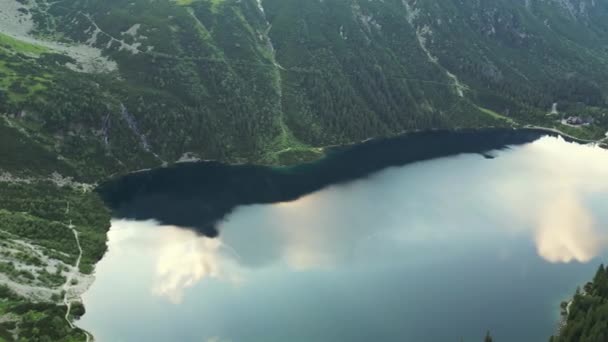 Létání Vysoko Nad Vodou Nad Mořem Mlhy Při Východu Slunce — Stock video