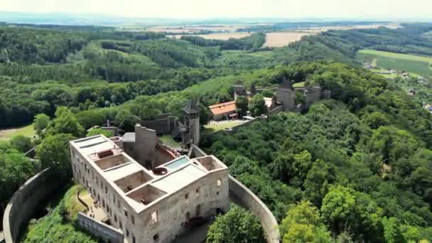 从空中俯瞰赫芬顿城堡的地标 在阳光明媚的日子里 可以俯瞰城堡所在的山丘 位于捷克共和国境内 高质量的4K镜头 — 图库视频影像