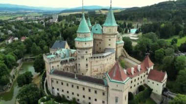 Bojnice Ortaçağ Kalesi 'nin havadan görünüşü, Slovakya' daki UNESCO mirası. Slovakya 'daki Ruhlar Kalesi ya da Bojnice Şatosu. Gotik ve Rönesans öğeleri olan romantik bir şato.. 