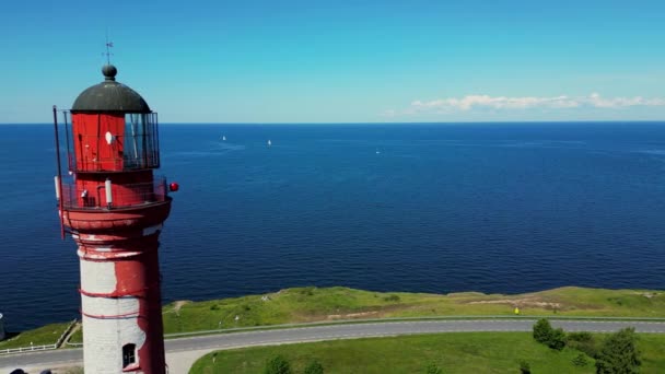 空中拍摄的令人叹为观止的自然景观与操作信标 海岸灯塔 波罗的海的灯塔 灯光明亮 蓝蓝的天空 爱沙尼亚Paldiski的无人驾驶飞机镜头 — 图库视频影像