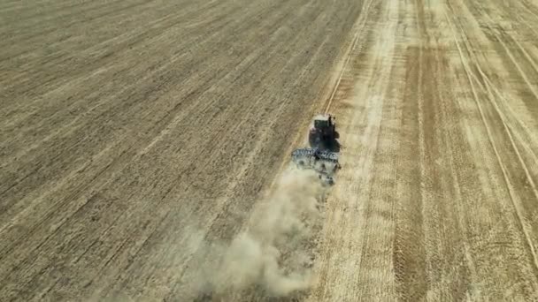 Über Traktor Mit Eggenanlage Auf Ackerboden Geflogen Industrielles Filmmaterial Zum — Stockvideo