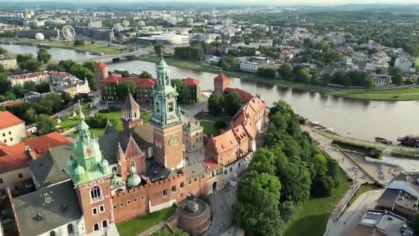 波兰克拉科夫 瓦维尔皇家城堡和大教堂 维斯瓦河 公园和走在人行道上的人 波兰克拉科夫老城的空中景观 后面是慢速移动的摩天轮 — 图库视频影像